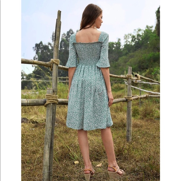 NWOT✨Ditsy Green Floral Dress✨Smocked top✨ - Picture 2 of 3